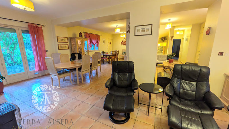 Propriété - 308 m² - 6 pièces