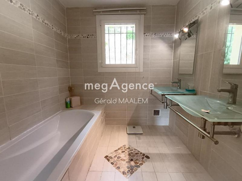 Maison - 250 m² - 7 pièces