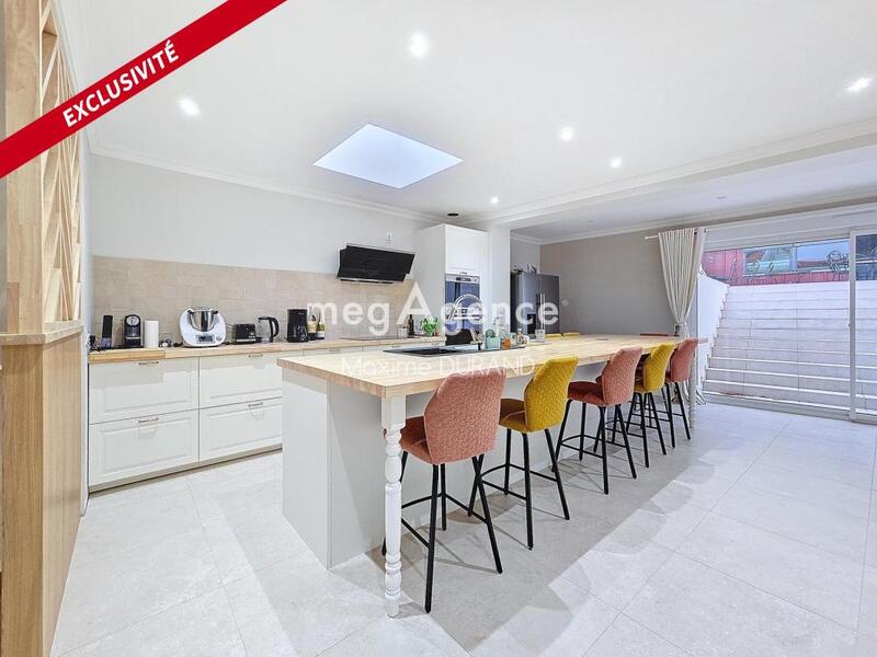 Maison - 215 m² - 8 pièces