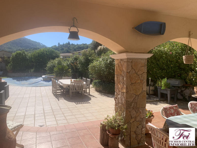 Maison - 212 m² - 6 pièces