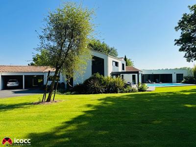 Maison - 303 m² - 11 pièces