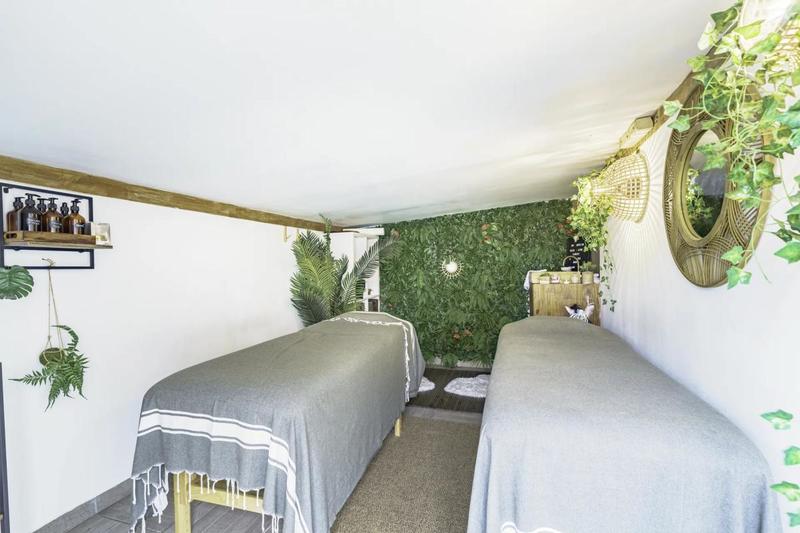 Demeure - 340 m² - 11 pièces