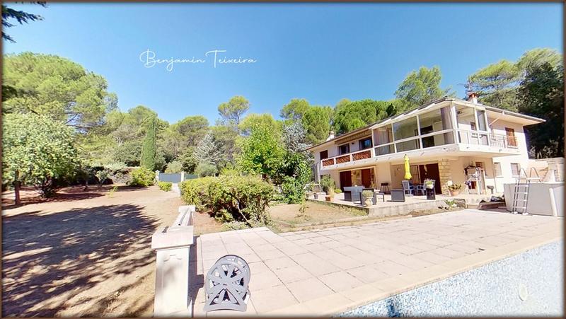 Maison - 204 m² - 7 pièces