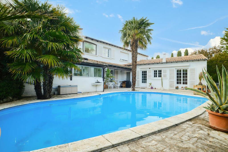 Villa - 216 m² - 6 pièces