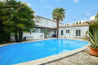 Villa - 216 m² - 6 pièces