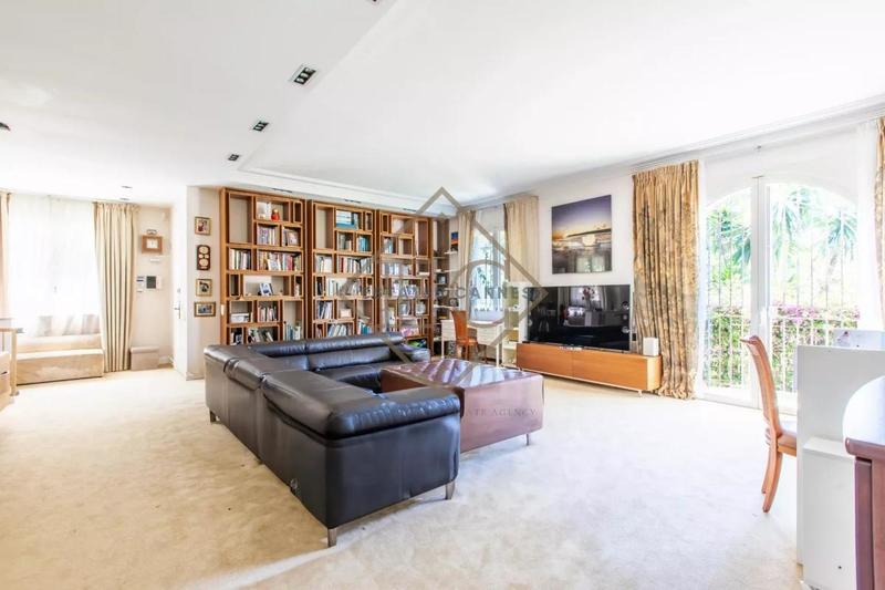 Villa - 247 m² - 6 pièces