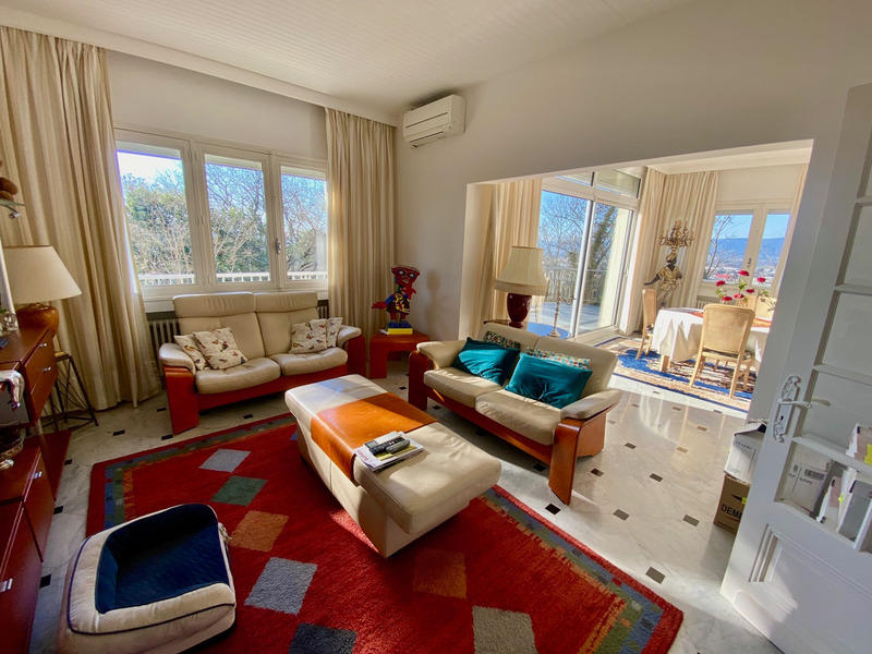 Maison - 238 m² - 9 pièces