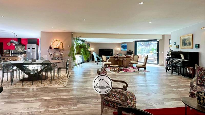 Maison - 212 m² - 6 pièces