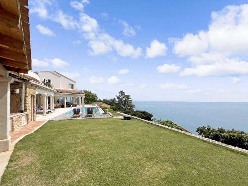 Villa - 320 m² - 5 pièces