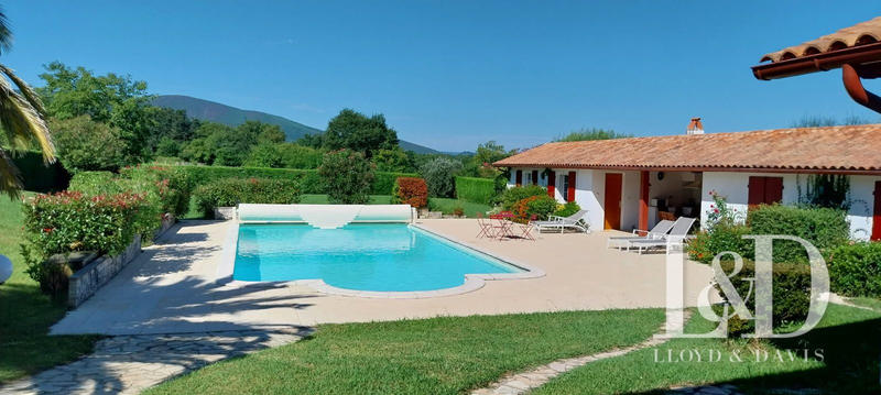 Maison - 220 m² - 8 pièces