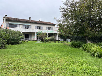 Maison - 280 m² - 9 pièces