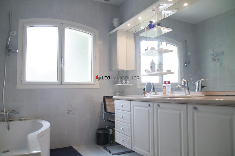 Maison traditionnelle - 200 m² - 7 pièces