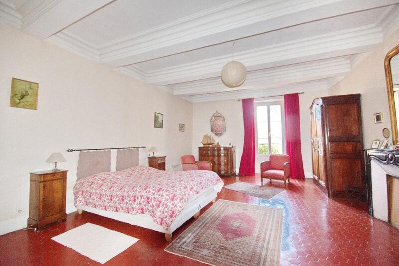 Maison - 780 m² - 24 pièces