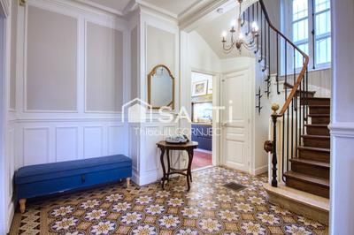 Maison - 220 m² - 9 pièces