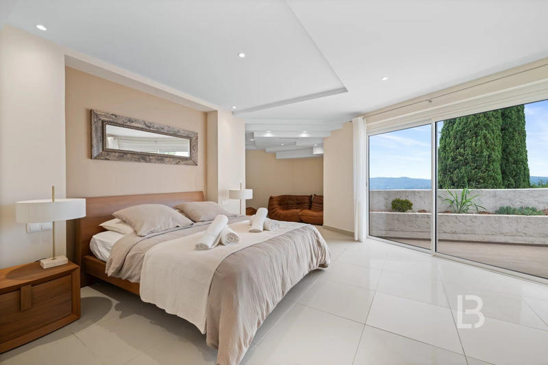 Maison - 588 m² - 8 pièces