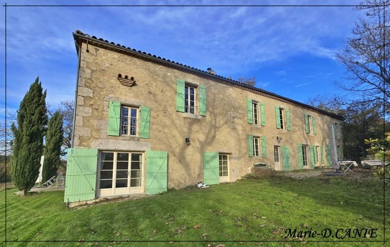 Maison - 480 m² - 10 pièces