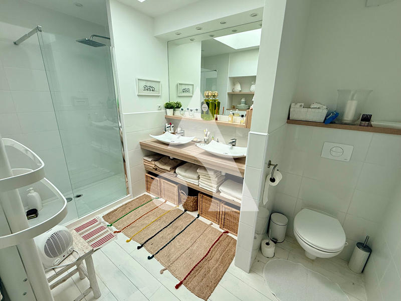 Maison - 320 m² - 8 pièces