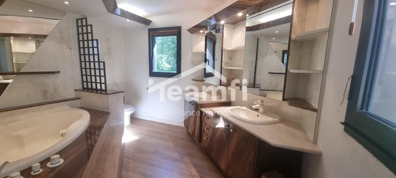 Maison - 230 m² - 8 pièces