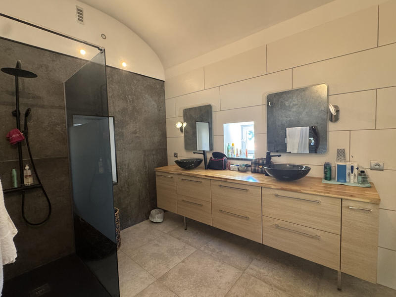 Maison - 325 m² - 11 pièces