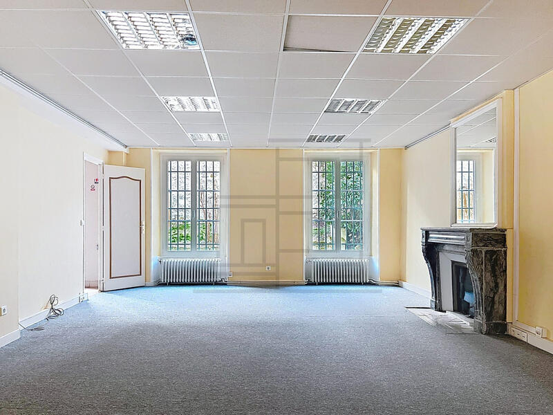 Local commercial - 170 m² - 6 pièces