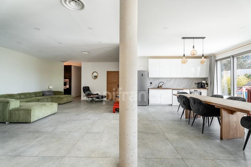 Propriété - 335 m² - 8 pièces