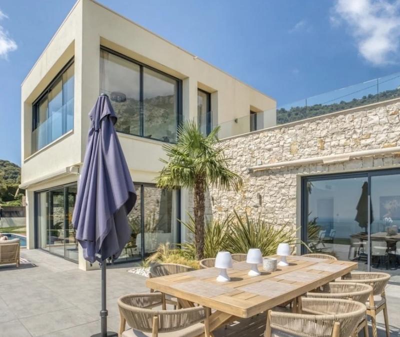 Villa - 235 m² - 6 pièces