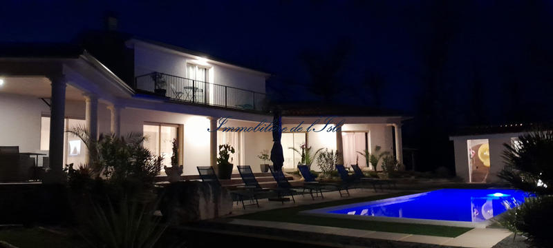 Maison - 235 m² - 8 pièces