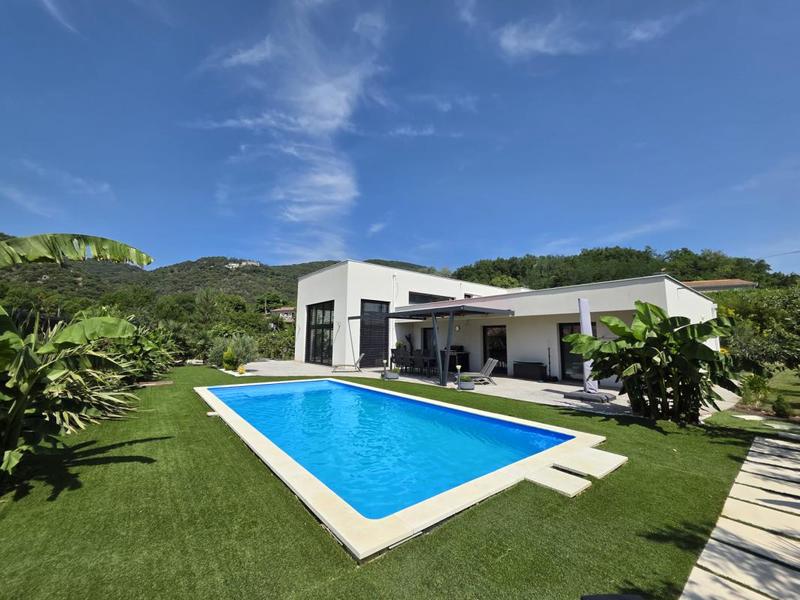 Maison - 232 m² - 7 pièces