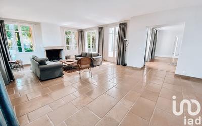 Maison - 241 m² - 9 pièces