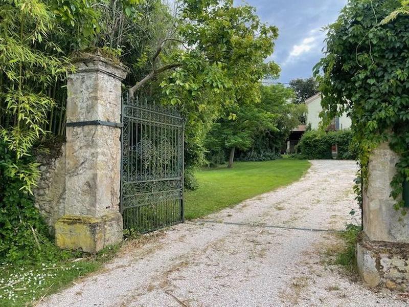 Maison - 630 m² - 9 pièces