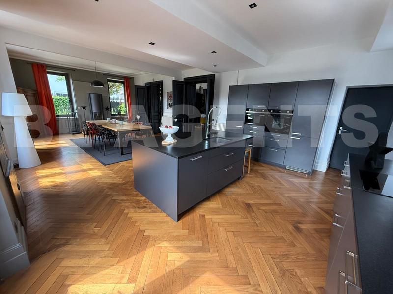 Demeure - 390 m² - 5 pièces