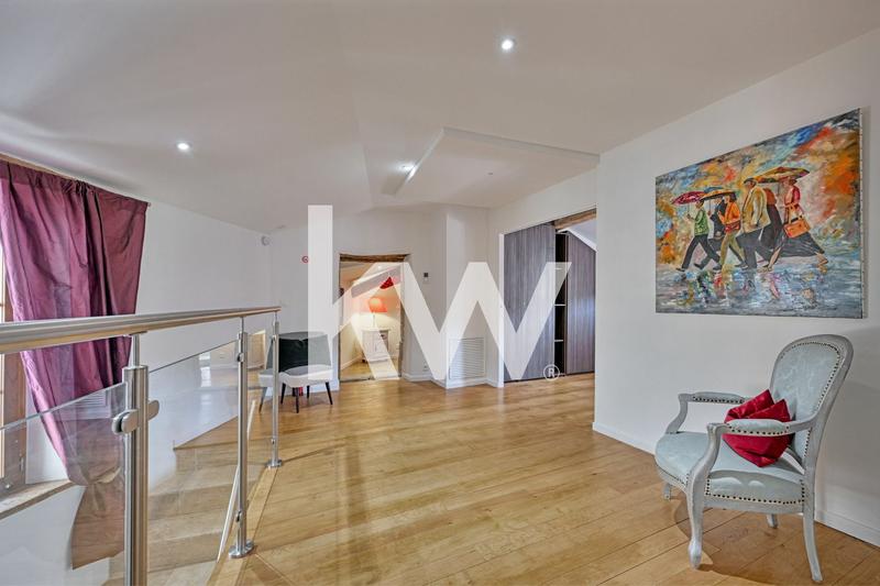 Maison - 245 m² - 9 pièces