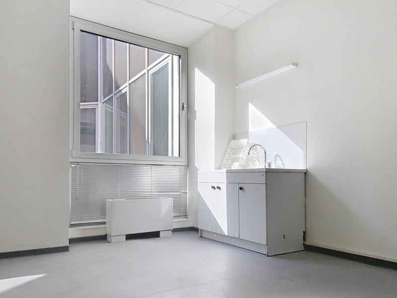 Local d'activité / Entrepôt - 266 m² - 9 pièces