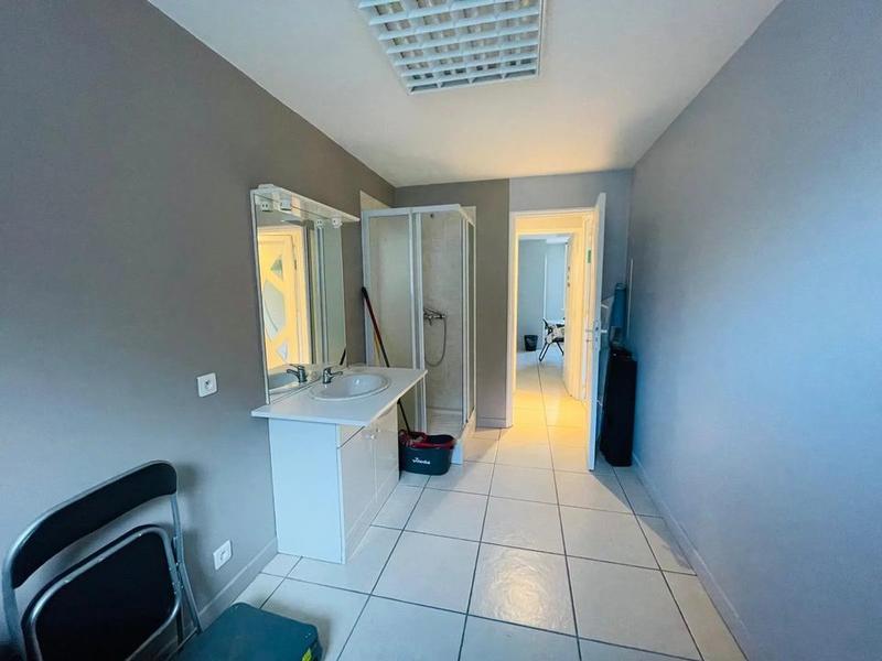 Local commercial - 180 m² - 5 pièces