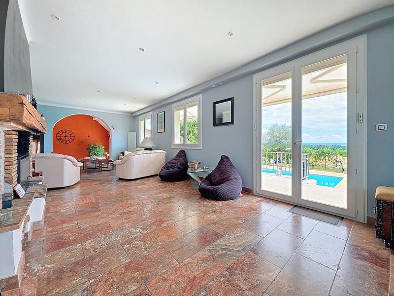 Maison - 240 m² - 6 pièces