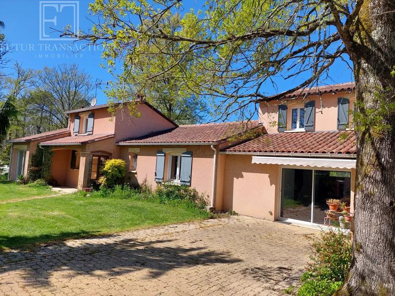 Maison - 227 m² - 12 pièces