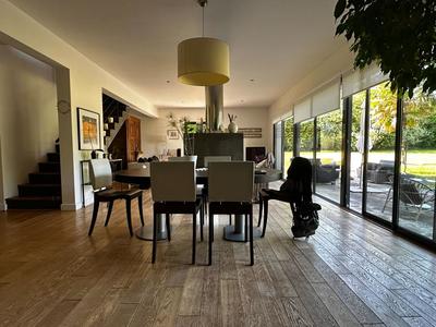 Maison - 210 m² - 6 pièces
