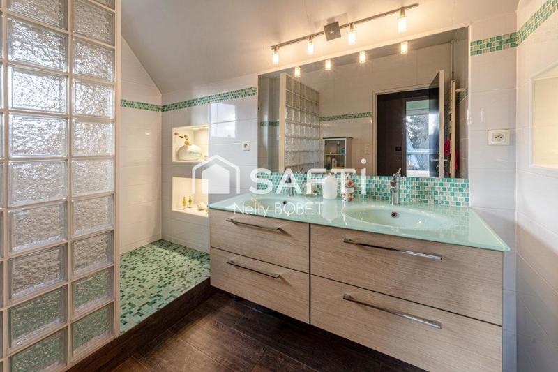 Maison - 241 m² - 8 pièces