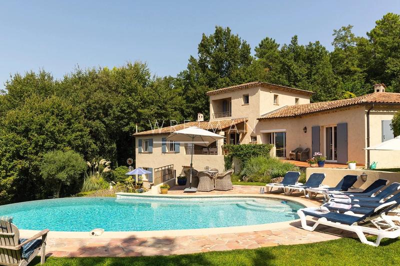 Maison - 218 m² - 8 pièces