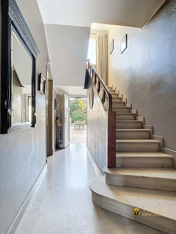 Maison - 333 m² - 10 pièces