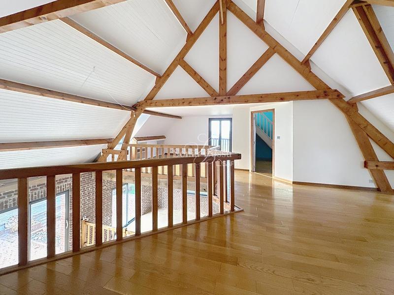 Maison - 270 m² - 10 pièces