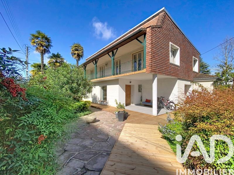 Maison - 241 m² - 7 pièces