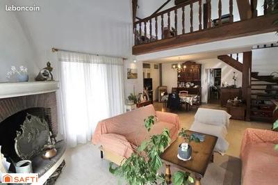 Maison - 210 m² - 8 pièces