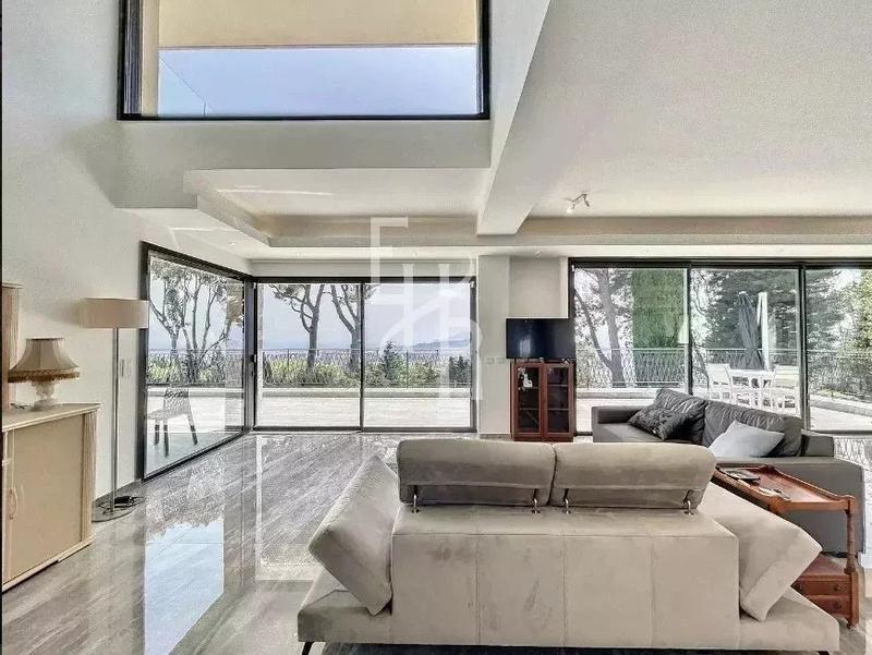 Maison - 389 m² - 8 pièces