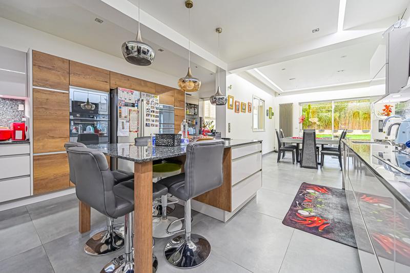 Maison - 216 m² - 6 pièces