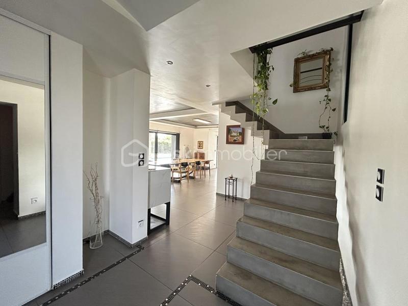 Maison - 217 m² - 8 pièces