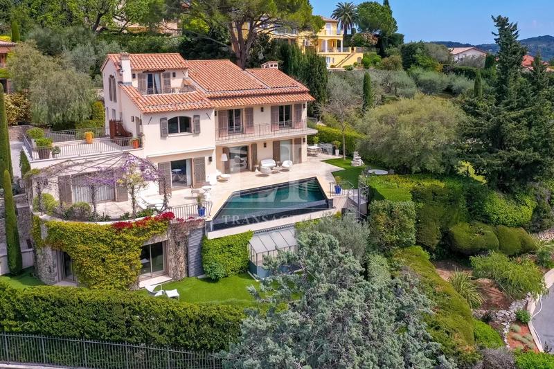 Propriété - 956 m² - 18 pièces