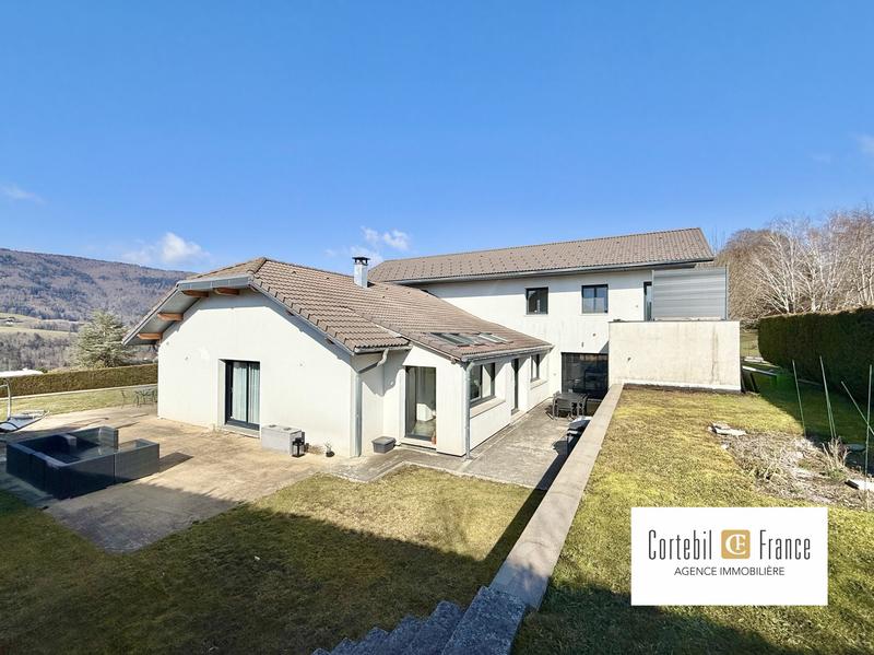 Villa - 277 m² - 9 pièces