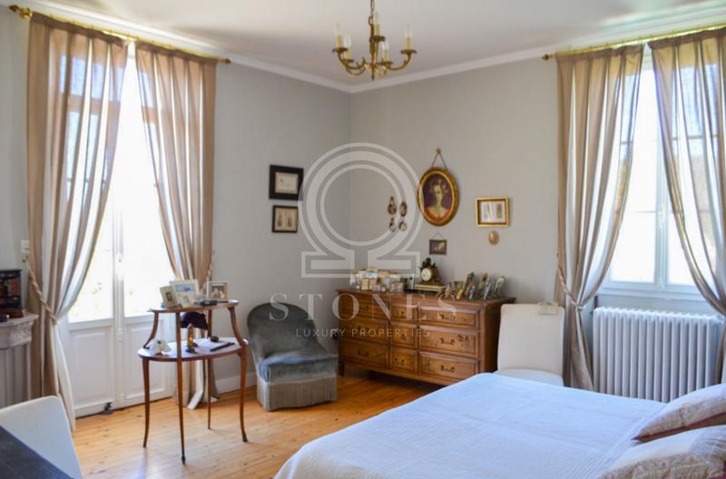 Maison - 240 m² - 12 pièces