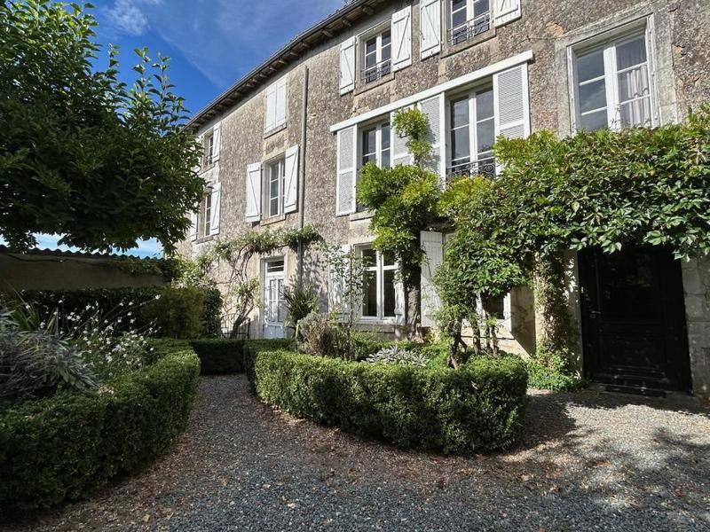 Maison - 204 m² - 9 pièces